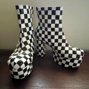 Women’s 2-Tone B&W checkered platform boots